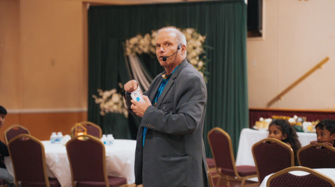 What Is the Difference Between a Party Magician and a Corporate Magician?